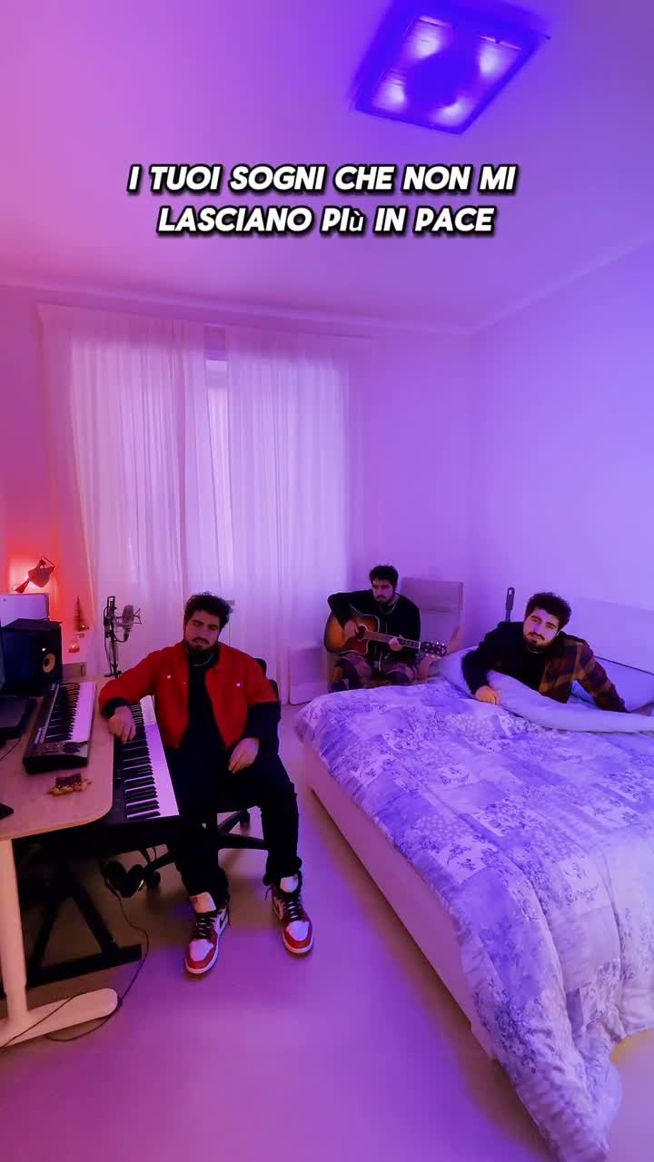 Gabriele al pianoforte durante Islanda